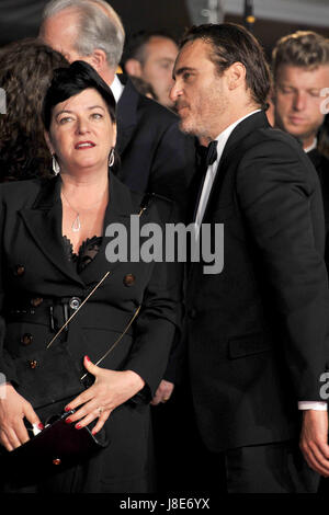 Cannes, Francia. 27 Maggio, 2017. Lynne Ramsay e Joaquin Phoenix frequentando il 'Voi non sono mai stati realmente qui' premiere durante il settantesimo Cannes Film Festival presso il Palais des Festivals il 27 maggio 2017 a Cannes, Francia. | Utilizzo di credito in tutto il mondo: dpa/Alamy Live News Foto Stock