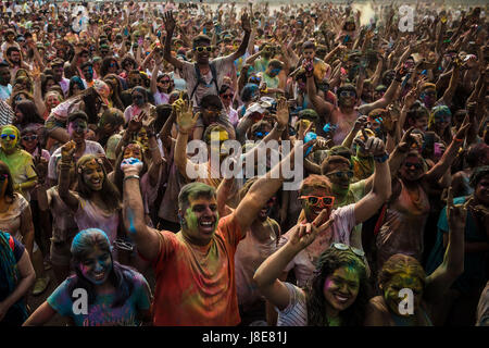 Santa Coloma de Gramenet, Catalogna, Spagna. 28 Maggio, 2017. I partecipanti del 'Holi Barcelona' festival gettare polvere colorata in aria mentre balli per le colonne sonore di Bollywood e Bhangra seguendo la tradizione indù festival di primavera. Credito: Matthias Oesterle/ZUMA filo/Alamy Live News Foto Stock