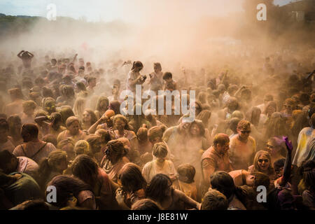 Santa Coloma de Gramenet, Catalogna, Spagna. 28 Maggio, 2017. I partecipanti del 'Holi Barcelona' festival gettare polvere colorata in aria mentre balli per le colonne sonore di Bollywood e Bhangra seguendo la tradizione indù festival di primavera. Credito: Matthias Oesterle/ZUMA filo/Alamy Live News Foto Stock