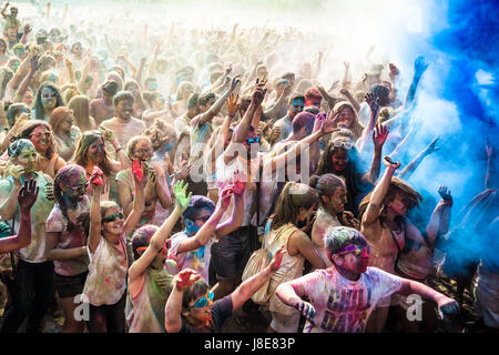 Santa Coloma de Gramenet, Catalogna, Spagna. 28 Maggio, 2017. I partecipanti del 'Holi Barcelona' festival gettare polvere colorata in aria mentre balli per le colonne sonore di Bollywood e Bhangra seguendo la tradizione indù festival di primavera. Credito: Matthias Oesterle/ZUMA filo/Alamy Live News Foto Stock