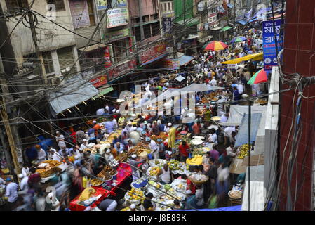 Una panoramica del tradizionale mercato Ifter a Chalk Bazar come il primo giorno del mese sacro del Ramadan a Dhaka, nel Bangladesh. Il 28 maggio 2017 Foto Stock