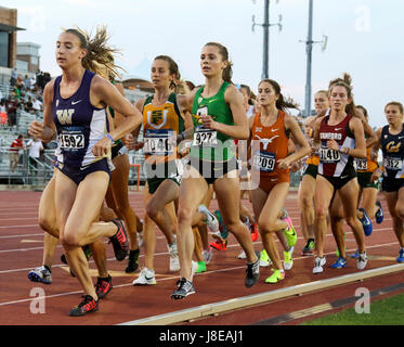 Austin, TX, Stati Uniti d'America. 27 Maggio, 2017. Il pacco di piombo delle guide di scorrimento nel primo calore del 5000 metro eseguire al 2017 NCAA Outdoor via e campo preliminare ovest presso la University of Texas Mike A. Myers Stadium di Austin, TX. John Glaser/CSM/Alamy Live News Foto Stock