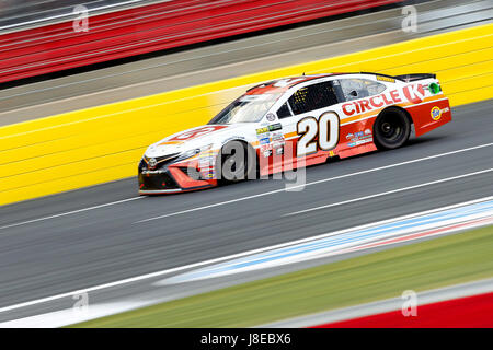 Charlotte, NC, Stati Uniti d'America. 28 Maggio, 2017. Monster Energy Cup NASCAR driver della serie Matt Kenseth (20) sulla pista durante la coca-cola 600 a Charlotte Motor Speedway di Charlotte, NC. (Scott Kinser/Cal Sport Media) Credito: csm/Alamy Live News Foto Stock