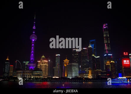 Shanghai, Cina. 27 Maggio, 2017. Luci colorate illuminano la Oriental Pearl Tower per celebrare la cerimonia di laurea di Cina-UNIVERSITÀ DEGLI STATI UNITI Shanghai New York University (NYU Shanghai) a Shanghai in Cina orientale, 27 maggio 2017. NYU Shanghai ha tenuto la sua prima cerimonia di laurea il 28 maggio. NYU Shanghai è stato istituito nel 2012 come la Cina del primo Cina-U.S.università operanti come entità giuridica indipendente. Esso è gestito congiuntamente dalle Università di New York e ad est della Cina Università normale. Credito: Du Natalino/Xinhua/Alamy Live News Foto Stock