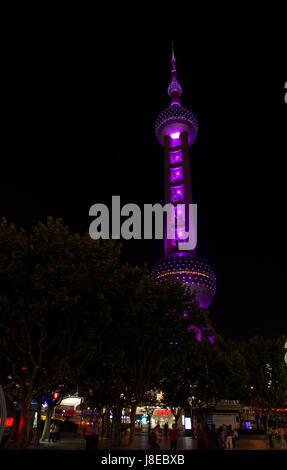 Shanghai, Cina. 27 Maggio, 2017. Luci colorate illuminano la Oriental Pearl Tower per celebrare la cerimonia di laurea di Cina-UNIVERSITÀ DEGLI STATI UNITI Shanghai New York University (NYU Shanghai) a Shanghai in Cina orientale, 27 maggio 2017. NYU Shanghai ha tenuto la sua prima cerimonia di laurea il 28 maggio. NYU Shanghai è stato istituito nel 2012 come la Cina del primo Cina-U.S.università operanti come entità giuridica indipendente. Esso è gestito congiuntamente dalle Università di New York e ad est della Cina Università normale. Credito: Du Natalino/Xinhua/Alamy Live News Foto Stock