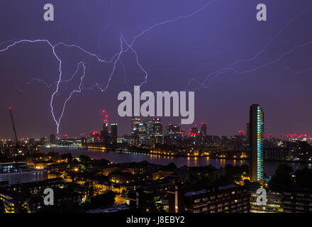 Londra, Regno Unito. 29 Maggio, 2017. Regno Unito: Meteo fulmini su Canary Wharf business park di edifici e il fiume Tamigi © Guy Corbishley/Alamy Live News Foto Stock