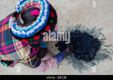 (170529) -- DALI, 29 maggio 2017 (Xinhua) -- Dong Julan, un 60-anno-vecchia donna di Bai gruppo etnico, rende tie-panno di tintura al villaggio Zhoucheng di Bai prefettura autonoma di Dali, a sud-ovest della Cina di Provincia di Yunnan, 25 maggio 2017. Come un folk tradizionale tecnica di Bai gruppo etnico, legare la tintura è stato elencato nel 2006 in a livello statale di beni immateriali del patrimonio culturale. La tecnica passa attraverso tre fasi principali: rendere i nodi, immersione e tintura, ed essiccazione al sole. Tirante tradizionale-tintura di prodotti sono in gran parte ispirati dal paesaggio locale e sulla base di colori blu e bianco. (Xinhua/Pu Chao) (Ry) Foto Stock