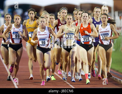 Austin, TX, Stati Uniti d'America. 27 Maggio, 2017. Il pacco di piombo di guide di scorrimento durante il 5000 metro eseguire al 2017 NCAA Outdoor via e campo preliminare ovest presso la University of Texas Mike A. Myers Stadium di Austin, TX. John Glaser/CSM/Alamy Live News Foto Stock