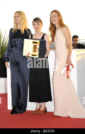 Cannes, Frankreich. 28 Maggio, 2017. Il presidente della Camera d'o giuria Sandrine Kiberlain (R) e attrice Laetitia Dosch (L) pone con il regista Leonor Serraille vincitore della fotocamera d'o per il miglior primo film "Jeune femme' (Montparnasse-Bienvenüe) al vincitore del premio photocall durante il settantesimo Cannes Film Festival presso il Palais des Festivals il 28 maggio 2017 a Cannes, Francia | Verwendung weltweit/picture alliance Credit: dpa/Alamy Live News Foto Stock