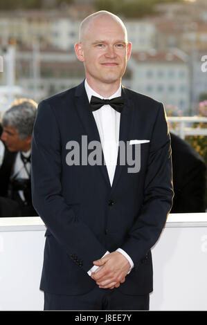 Cannes, Frankreich. 28 Maggio, 2017. Teppo Airaksinen vincitore della menzione speciale per il suo cortometraggio "Il soffitto' (Katto) al vincitore del premio photocall durante il settantesimo Cannes Film Festival presso il Palais des Festivals il 28 maggio 2017 a Cannes, Francia | Verwendung weltweit/picture alliance Credit: dpa/Alamy Live News Foto Stock