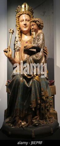 "Gottesmutter mit Kind" è una frase tedesca che significa "madre di Dio con bambino", in genere si riferisce alle raffigurazioni religiose della Vergine Maria con Gesù bambino. Queste immagini sono state un tema centrale nell'arte cristiana, in particolare durante il periodo medievale e rinascimentale. Foto Stock