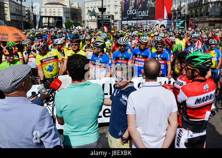 Madrid, Spagna. 28 Maggio, 2017. Centinaia di ciclisti hanno pedalato nel centro di Madrid in segno di protesta contro la violenza del traffico, sotto lo slogan "No più ciclisti morti". L'obiettivo di questa concentrazione è quello di garantire la sicurezza dei ciclisti e per serrare le sanzioni dei piloti che non riescono a loro, soprattutto dopo gli incidenti degli ultimi giorni che hanno lasciato molti ciclisti morti sulla strada. Credito: M.Ramirez/Pacific Press/Alamy Live News Foto Stock