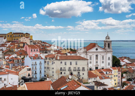 Vista aerea della città di Lisbona e sul fiume Tago con tetti rossi e i punti di riferimento Foto Stock