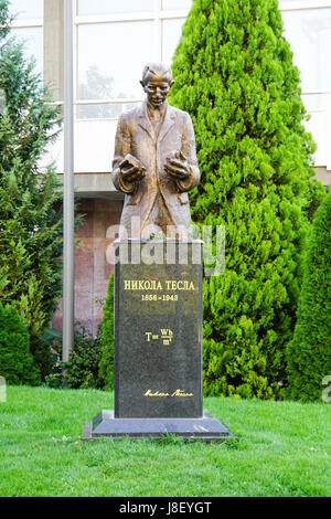 Belgrado, Serbia, Statua di Nikola Tesla (1856 -1943), una Serbian-American inventore e ingegnere elettrico Foto Stock