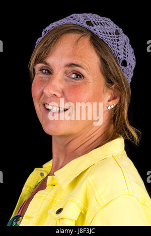 Autentica donna attraente in una colorata abbigliamento casual sorridente mi Foto Stock