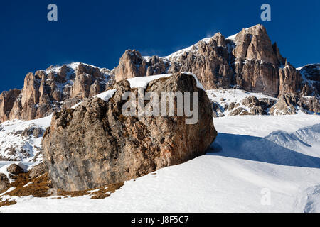 Passo Pordoi picco vicino a stazione sciistica di Canazei, Dolomiti Alpi, Italia Foto Stock