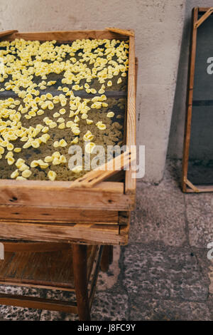 Fatte a mano Orecchiette essiccamento per le strade di Bari vecchia, Puglia, Italia Foto Stock