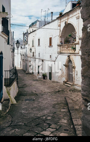 Una tipica strada di Ostuni, Puglia, Italia Foto Stock