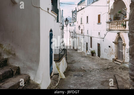 Una tipica strada di Ostuni, Puglia, Italia Foto Stock