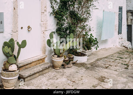 Una tipica strada di Ostuni, Puglia, Italia Foto Stock