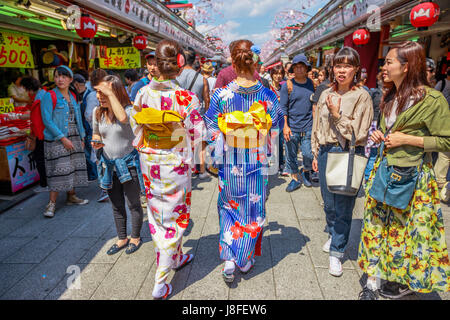 Kimono donne nella Nakamise-dori Foto Stock