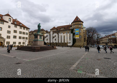 Schillerplatz - piazza della città vecchia, chiamato in onore del poeta tedesco Friedrich Schiller. In background, Alte Kanzlei e Old Castle. Foto Stock