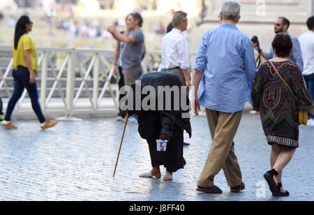 Un mendicante fuori St Pauls basilica in Vaticano, Italia. Foto Stock