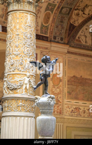 Putto con delfino o Little Angel con delfino dal Verrocchio nel primo cortile di Palazzo Vecchio, Firenze, Toscana, Italia, Europa. Foto Stock