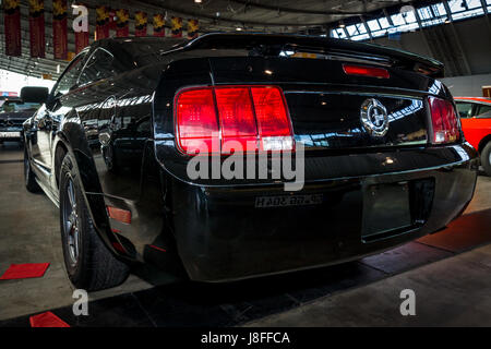 Stoccarda, Germania - MARZO 04, 2017: Pony auto Ford Mustang V6 Coupé, 2006. Vista posteriore. In Europa il più grande classico auto exhibition 'retrò classici' Foto Stock