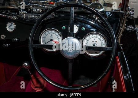 Interno della vettura sportiva Suffolk SS100 (replica del Jaguar SS 100), 1992. In Europa il più grande classico auto exhibition 'retrò classici' Foto Stock