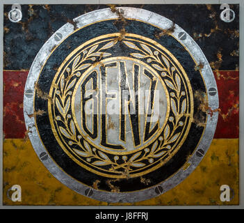 Pittura con il logo della Casa di Stoccarda dell'artista tedesco Ferencz Olivier. In Europa il più grande classico auto exhibition 'retrò classici' Foto Stock