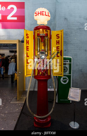 Retrò erogatore di carburante da parte di Shell medio di 20 - 30 anni del secolo scorso. Soprannome 'Iron maiden". Foto Stock