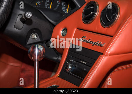 Stoccarda, Germania - MARZO 04, 2017: Interno della supercar Lamborghini Murcielago, 2004. In Europa il più grande classico auto exhibition 'retrò classici' Foto Stock