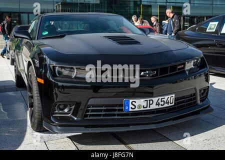 Muscle car Chevrolet Camaro SS (quinta generazione), 2015. In Europa il più grande classico auto exhibition 'retrò classici' Foto Stock