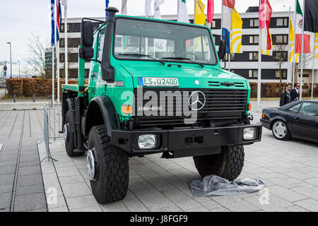 Il multi-purpose tutti carrello a trazione carrello Unimog U2400, 2000. In Europa il più grande classico auto exhibition 'retrò classici' Foto Stock