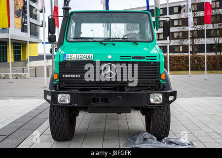 Il multi-purpose tutti carrello a trazione carrello Unimog U2400, 2000. In Europa il più grande classico auto exhibition 'retrò classici' Foto Stock