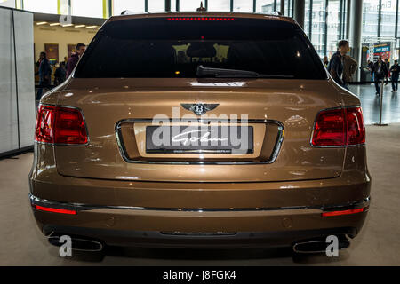 Stoccarda, Germania - MARZO 04, 2017: grande lusso crossover SUV Bentley Bentayga, 2016. Vista posteriore. In Europa il più grande classico auto exhibition 'retrò CLA Foto Stock