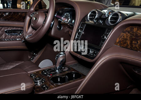 Interno del grande lusso crossover SUV Bentley Bentayga, 2016. In Europa il più grande classico auto exhibition 'retrò classici' Foto Stock