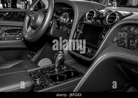 Interno del grande lusso crossover SUV Bentley Bentayga, 2016. In Europa il più grande classico auto exhibition 'retrò classici' Foto Stock