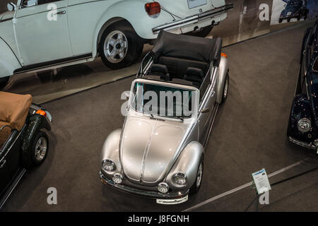 Stoccarda, Germania - MARZO 04, 2017: vettura compatta Volkswagen Maggiolino Cabrio. Vista da sopra. In Europa il più grande classico auto exhibition 'retrò classici' Foto Stock