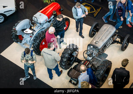 Stoccarda, Germania - MARZO 04, 2017: Trattori Lamborghini. Vista da sopra. In Europa il più grande classico auto exhibition 'retrò classici' Foto Stock