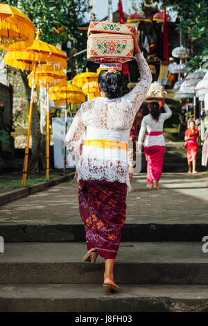 UBUD, Indonesia - 2 Marzo: donna cammina su per le scale durante la celebrazione prima Nyepi (Giorno Balinese di silenzio) il 2 marzo 2016 in Ubud, Indonesia Foto Stock