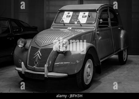 Stoccarda, Germania - MARZO 04, 2017: Economia auto Citroen 2CV-AZ, 1956. In bianco e nero. In Europa il più grande classico auto exhibition 'retrò classici' Foto Stock