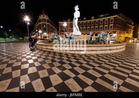 La Fontaine du Soleil su Place Massena di notte, Nizza Costa Azzurra, Francia Foto Stock