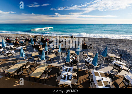 Ristorante sulla spiaggia di Nizza Costa Azzurra, Francia Foto Stock