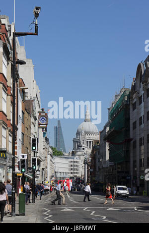 Saint Paul Cathedral alla fine di Fleet Street Londra Inghilterra REGNO UNITO Foto Stock