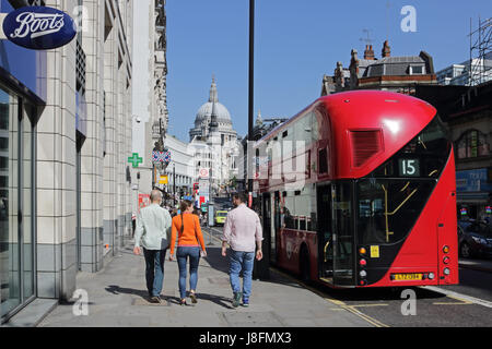 Saint Paul Cathedral alla fine di Fleet Street Londra Inghilterra REGNO UNITO Foto Stock