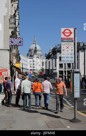 Saint Paul Cathedral alla fine di Fleet Street Londra Inghilterra REGNO UNITO Foto Stock