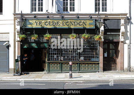 Ye Olde pub londinese, Ludgate Circus, Fleet Street, Londra, Inghilterra, Regno Unito Foto Stock