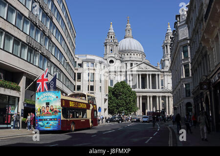 Saint Paul Cathedral alla fine di Fleet Street Londra Inghilterra REGNO UNITO Foto Stock